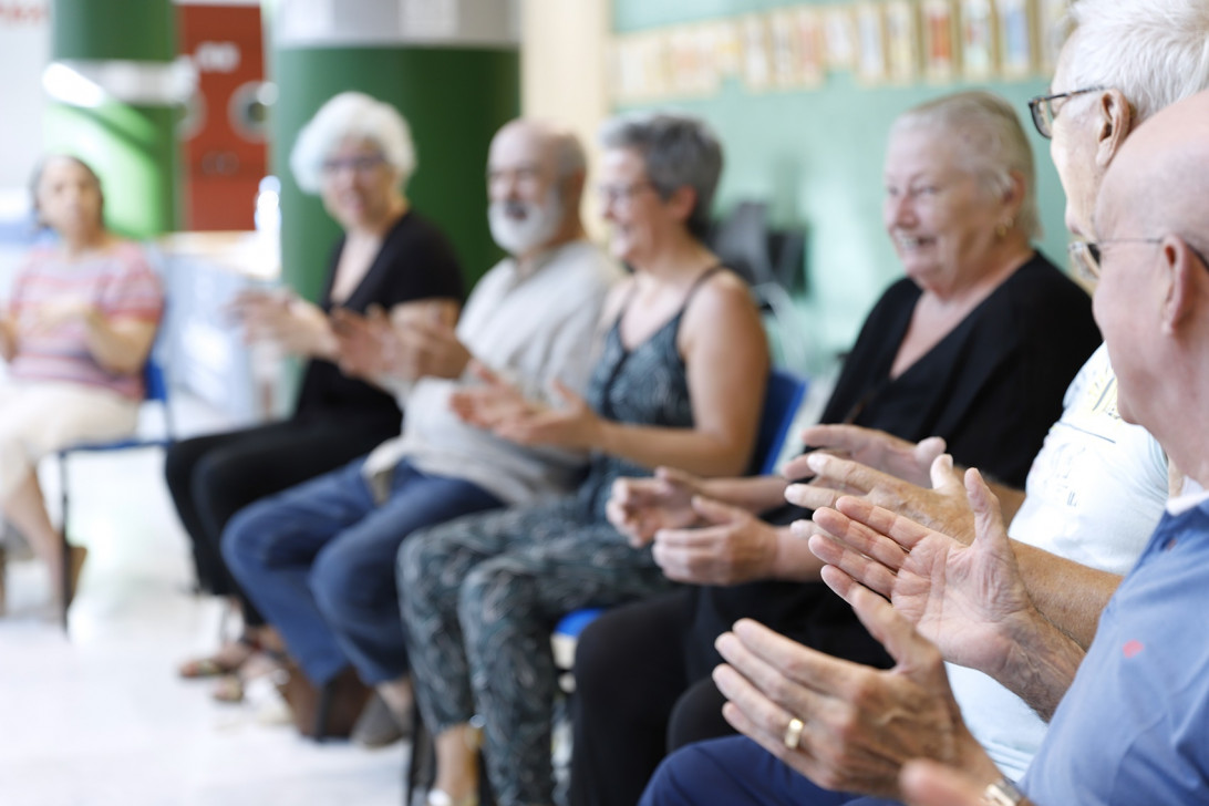 Esta imagen ilustra que: Neumología de Son Espases organiza una clase de yoga con pacientes con fibrosis pulmonar idiopática