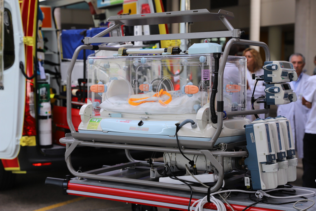 Esta imagen ilustra que: Se presenta en Son Espases la primera UVI móvil pediátrica de las Islas Baleares