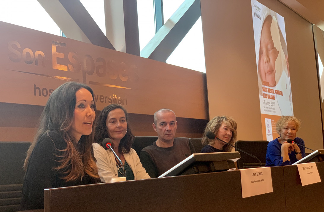 Esta imagen ilustra que: Una de cada cinco madres presenta algún trastorno de salud mental durante el embarazo y el postparto