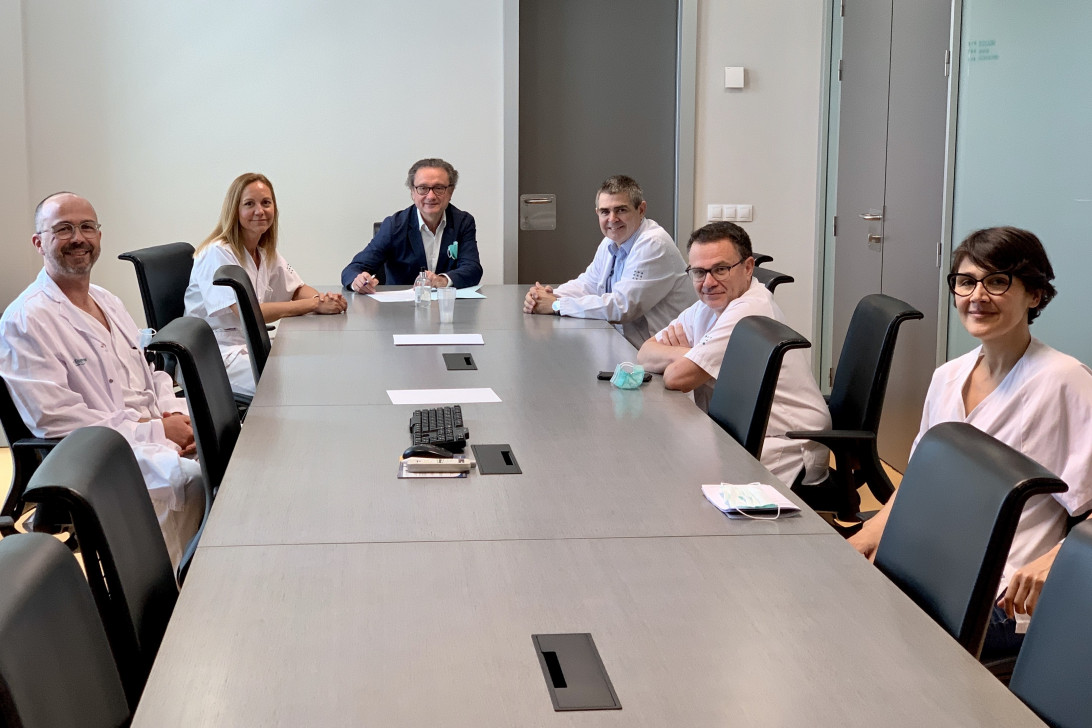 Esta imagen ilustra que: El Dr. Ginard y la Dra. Torrent, nuevos jefes de servicio y sección, respectivamente