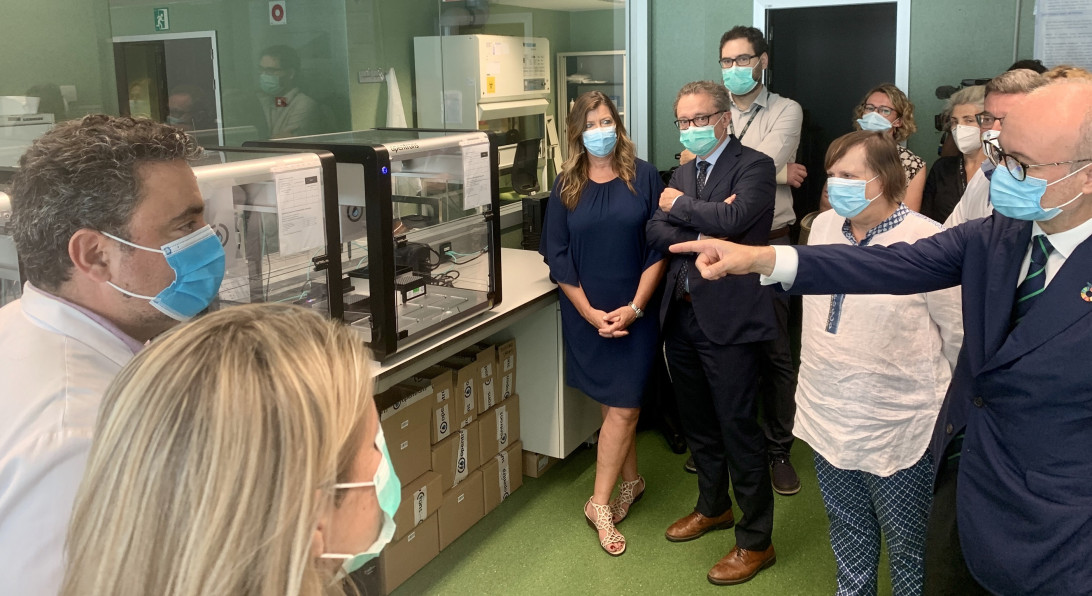 Esta imagen ilustra que: El Servei de Microbiologia incorpora un robot que permet duplicar el nombre de proves PCR fins a les 5.000 diàries