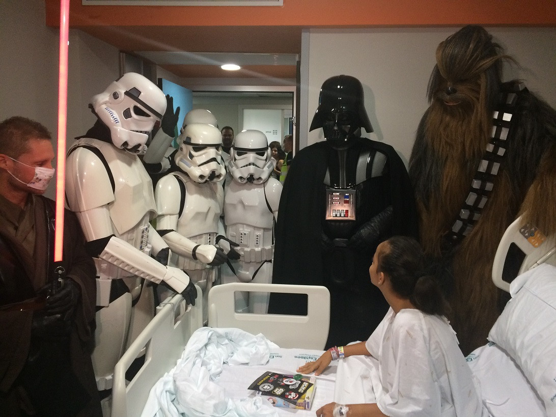 Esta imagen ilustra que: El universo de Star Wars visita a los niños de la planta de Pediatría de Son Espases