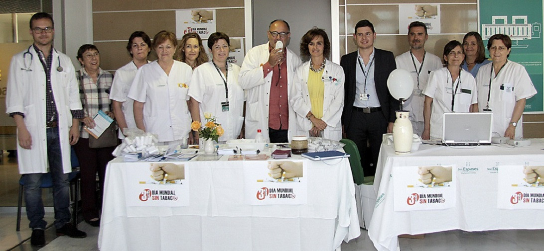 Esta imagen ilustra que: Son Espases instala mesas informativas con motivo del Día Mundial sin Tabaco