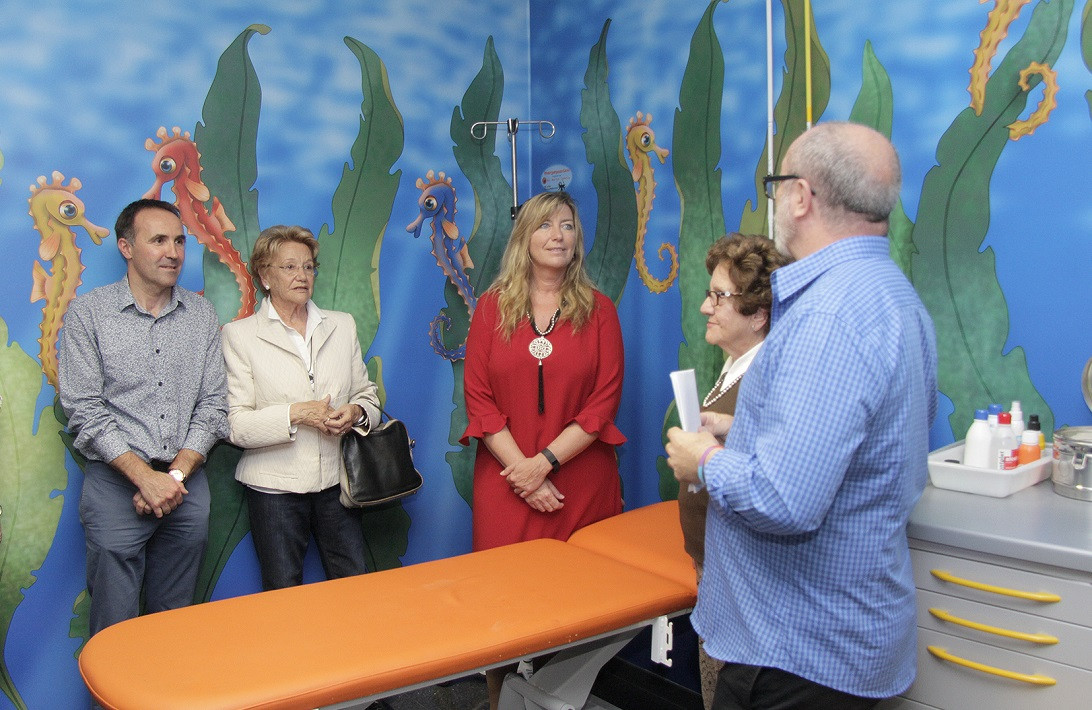 Esta imagen ilustra que: La asociación Na Marga Somriu decora el Hospital de Día Pediátrico de  Son Espases con escenas del mundo acuático y fondos marinos