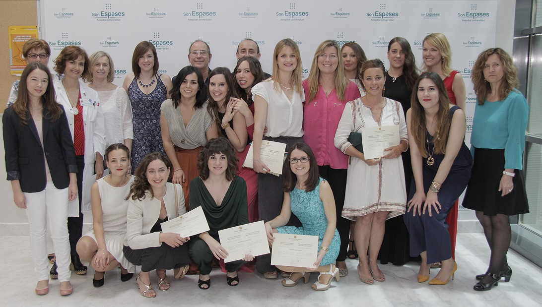 Esta imagen ilustra que: Catorce matronas acaban su formación en la especialidad de obstetricia y ginecología en Baleares