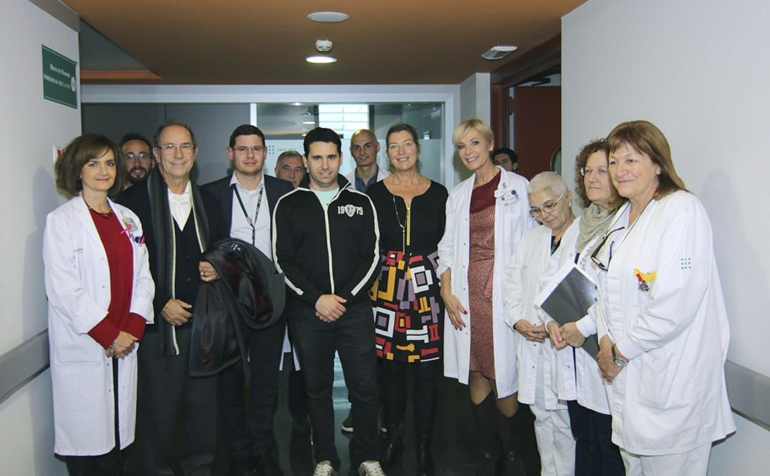 Esta imagen ilustra que: La consejera de salud presenta el espacio habilitado para familiares de pacientes que tengan que desplazarse a Son Espases