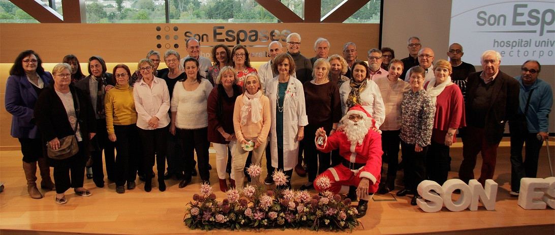 Esta imagen ilustra que: Son Espases rinde homenaje a los profesionales que se han jubilado este año