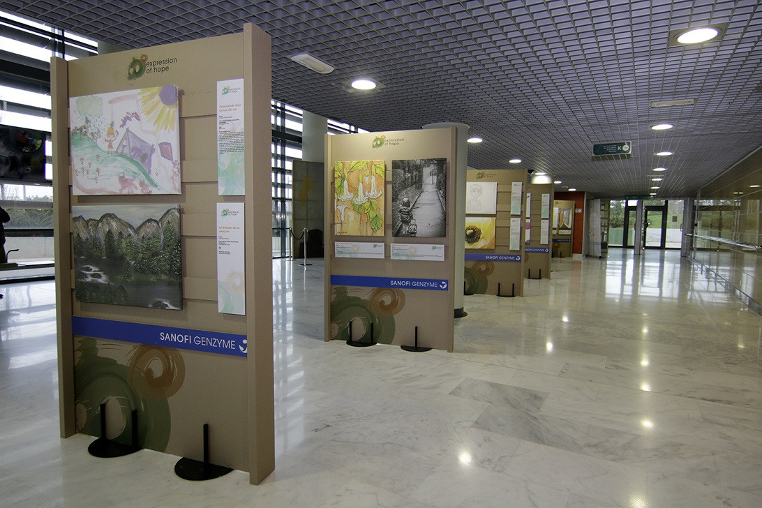 Esta imagen ilustra que: El Hospital Universitario Son Espases acoge una exposición para sensibilizar sobre las enfermedades poco frecuentes