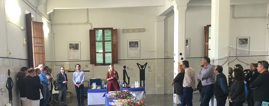 Esta imagen ilustra que: Gómez destaca el compromiso del Gobierno con el Hospital Psiquiátrico durante el tradicional "dinar de ses faves"