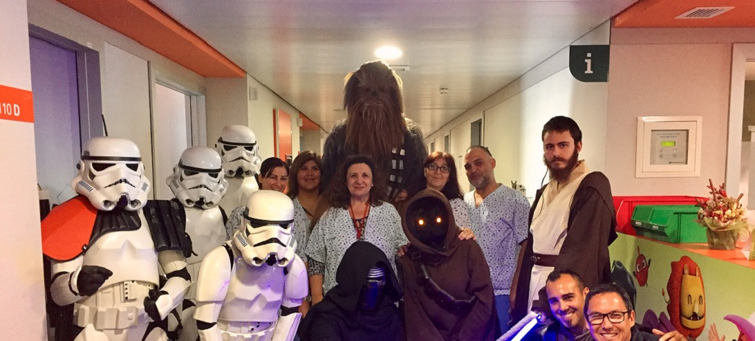 Esta imagen ilustra que: El universo de Star Wars visita a los niños de la planta de Pediatría de Son Espases