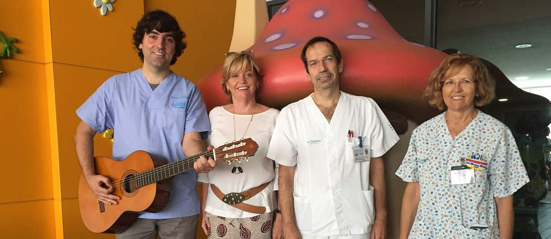 Esta imagen ilustra que: Musicoterapia para los niños ingresados en la UCI