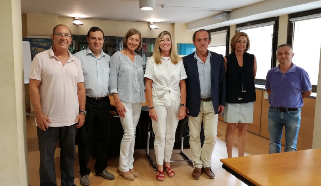 Esta imagen ilustra que: La consellera de Salud recibe al equipo de la Unidad Cirugía Oncológica Peritoneal