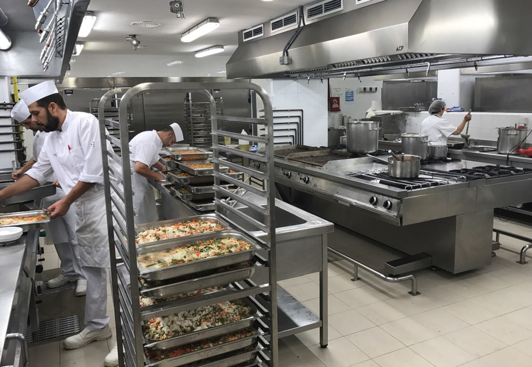 Esta imagen ilustra que: Son Espases remodela la cocina del centro para ofrecer un servicio mas ágil y fluido