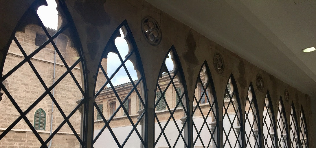 Esta imagen ilustra que:  La reforma de la Unitat de Convalescència B de l’Hospital General modifica la distribució de la planta i amplia les habitacions