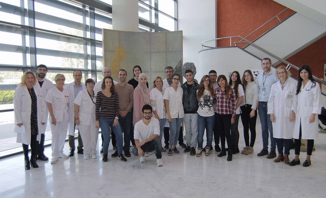 Esta imagen ilustra que: Estudiantes del IES Cap de Llevant de Mahón visitan los Laboratorios de Son Espases