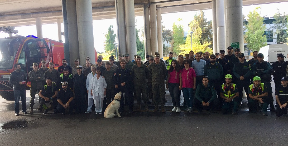 Esta imagen ilustra que: La Asociación Sonrisas visita los niños hospitalizados en Son Espases