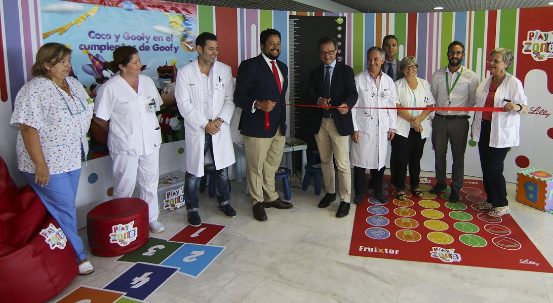 Esta imagen ilustra que: Son Espases y Lilly instalan una zona de juegos educativos para los niños en las consultas de Pediatría