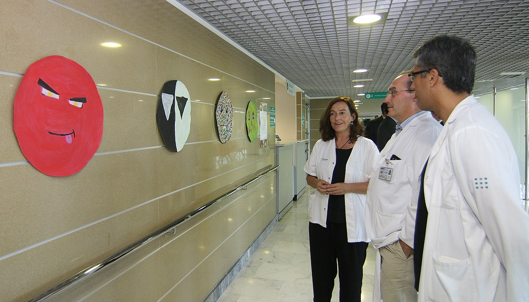 Esta imagen ilustra que: Inaugurada la exposición “Viure sense màscares, créixer sense barreres” con obras de jóvenes que asisten al Hospital de Día del IBSMIA