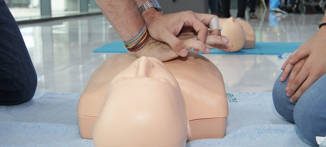 Esta imagen ilustra que: Talleres para mostrar a la población cómo actuar ante un paro cardiorrespiratorio