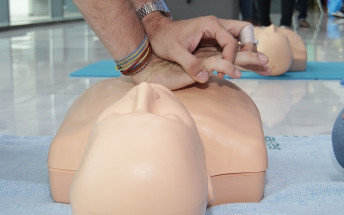 Talleres para mostrar a la población cómo actuar ante un paro cardiorrespiratorio