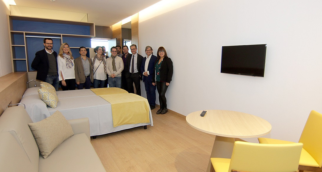 Esta imagen ilustra que: La consejera de Salud visita el nuevo espacio habilitado para familiares de pacientes de Menorca y las Pitiusas que se tengan que desplazar a Son Espases