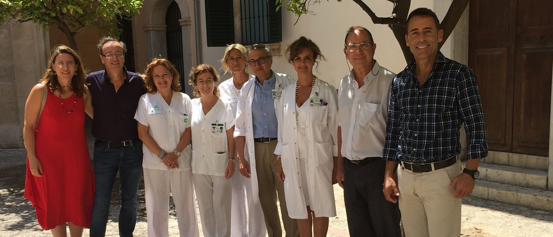 Esta imagen ilustra que: El director general del Servicio de Salud agradece el compromiso de los profesionales del Hospital General en la atención de los pacientes crónicos