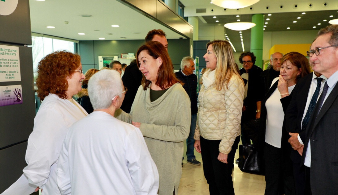 Esta imagen ilustra que: La presidenta del Govern visita hostelería