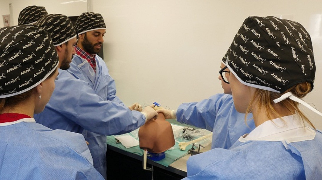 Esta imagen ilustra que: Traumatólogos de Son Espases se forman en nuevas técnicas de cirugía artroscópica de hombro y de rodilla