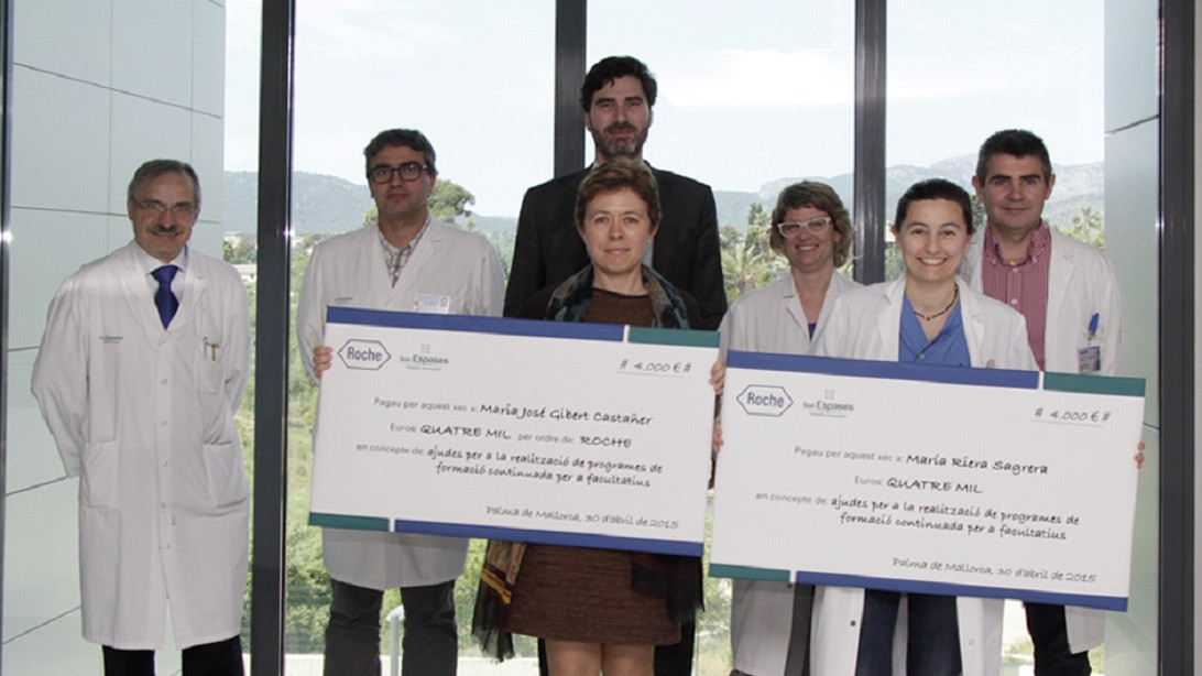 Esta imagen ilustra que: Son Espases y Laboratorios Roche entregan las ayudas para la realización de programas nacionales e internacionales de formación continuada para facultativos