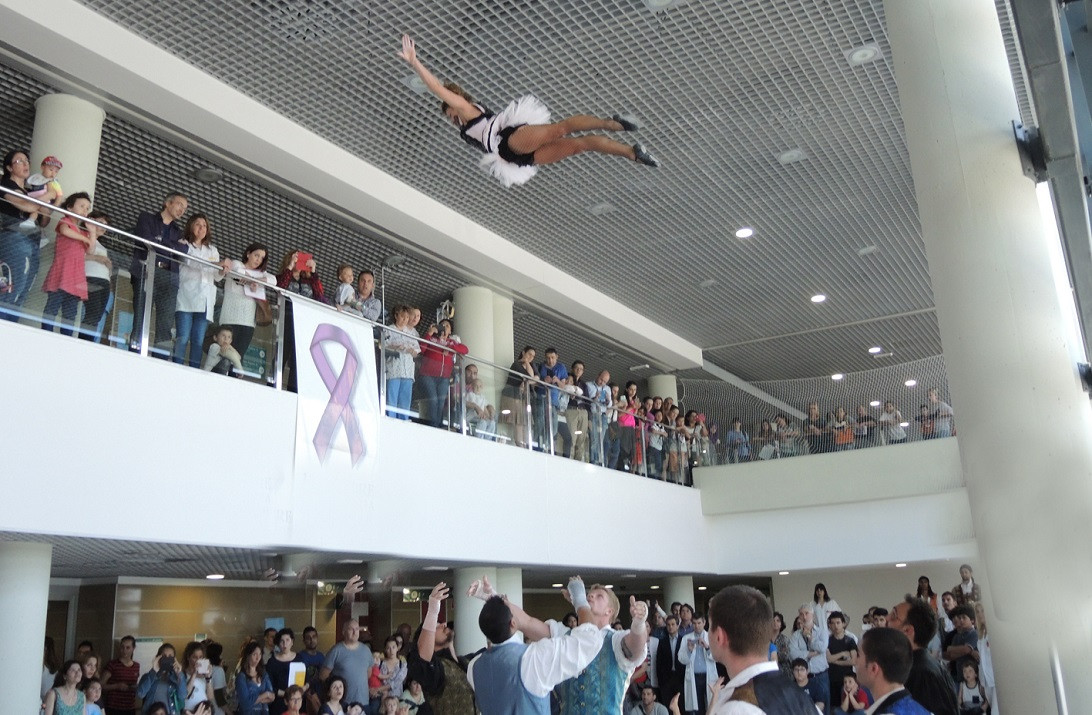 Esta imagen ilustra que: The Pirates Adventure  presenta su espectáculo para que puedan disfrutarlo los niños hospitalizados