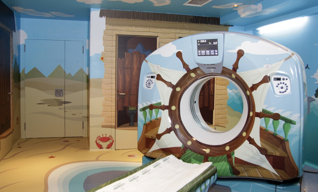 Esta imagen ilustra que: La TAC de Pediatría del Hospital  Son Espases se convierte en un “barco pirata”