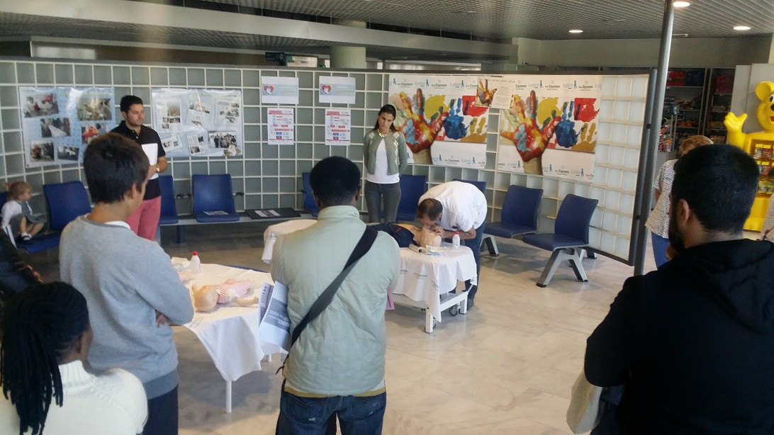 Esta imagen ilustra que: Son Espases se suma a la celebración del día Europeo de la Atención a la Parada Cardíaca, el 16 de octubre, con un taller sobre reanimación cardiopulmonar dirigido a los niños