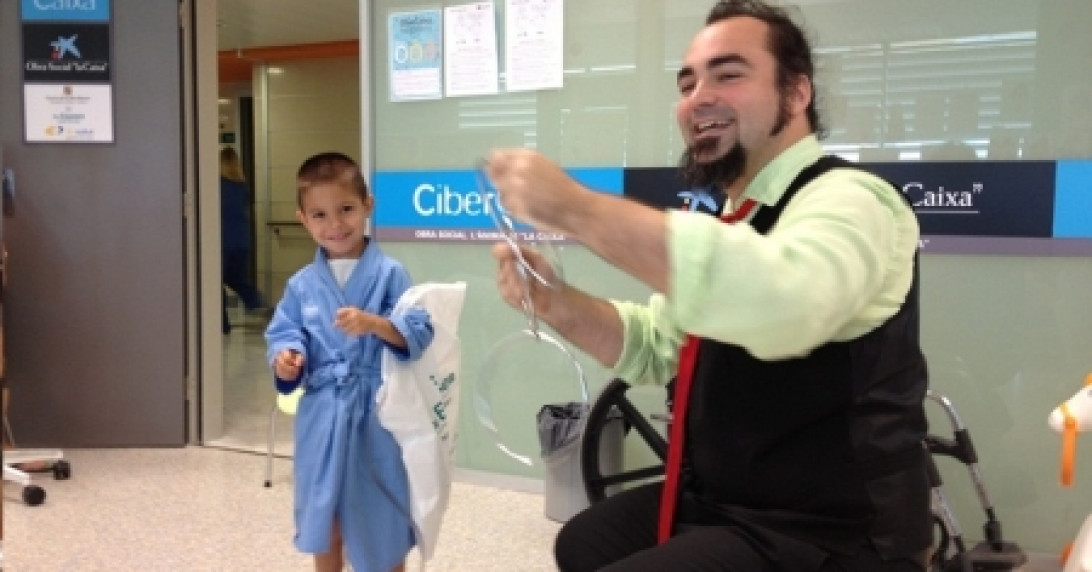 Esta imagen ilustra que: Actuació a Son Espases del mag “Enzo Lorenzo”, de la Fundació Abracadabra