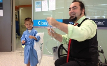 Actuació a Son Espases del mag “Enzo Lorenzo”, de la Fundació Abracadabra