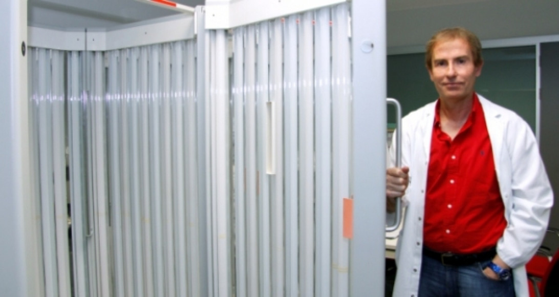 Esta imagen ilustra que: El Servicio de Dermatologia de Son Espases es uno de los que aplica más tratamientos de fototerapia en España