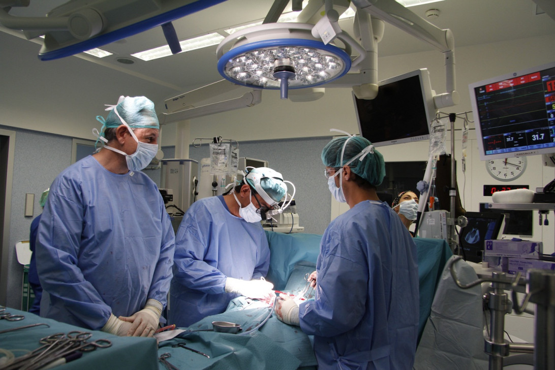 Esta imagen ilustra que: El Hospital Universitario Son Espases ha sido galardonado con dos premios TOP 20 en las Áreas del Sistema Nervioso y de Atención al Paciente Crítico