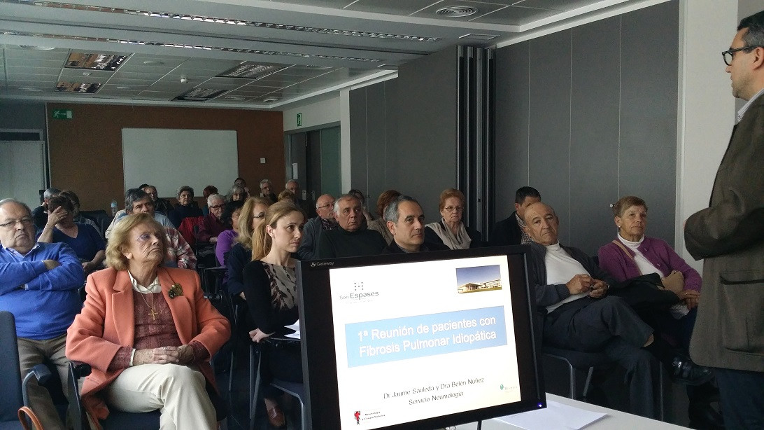 Esta imagen ilustra que: El Servicio de Neumología organiza una sesión con pacientes que presentan fibrosis pulmonar idiopática para orientarles en el tratamiento de esta patología