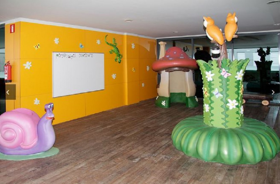 Esta imagen ilustra que: El president del Govern, José Ramón Bauzà, inaugura “El Bosc encantat” i “ La casa taller”,  un projecte de l’associació Na Marga Somriu per fer més càlida  i acollidora la planta d’oncopediatria 