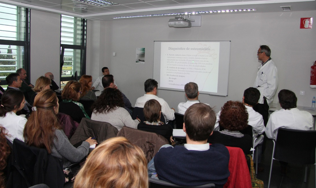 Esta imagen ilustra que: El Servei d’Angiologia i Cirurgia Vascular organitza una reunió interhospitalària sobre el peu diabètic