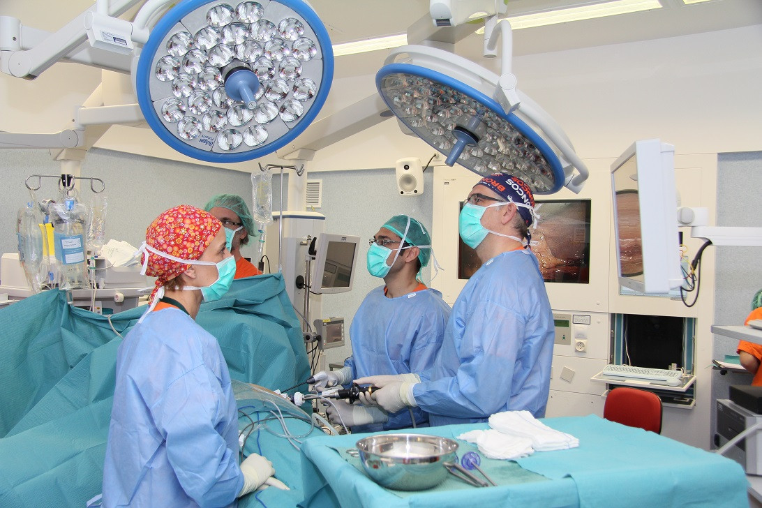 Esta imagen ilustra que: El Servei de Cirurgia Toràcica utilitza tècniques de cirurgia mínimament invasiva per intervenir els tumors pulmonars i els tumors de mediastí