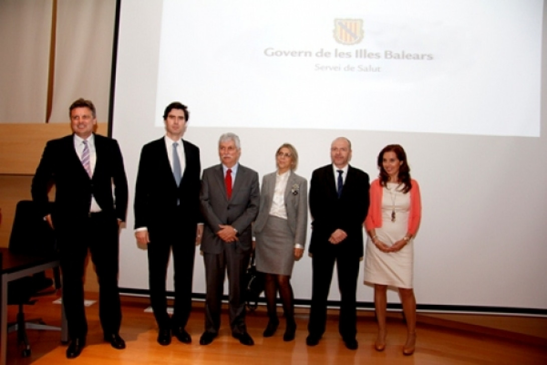 Esta imagen ilustra que: Son Espases enseña a una delegación de Rio de Janeiro conocimientos y experiencias en la aplicación de las nuevas tecnologías en la salud