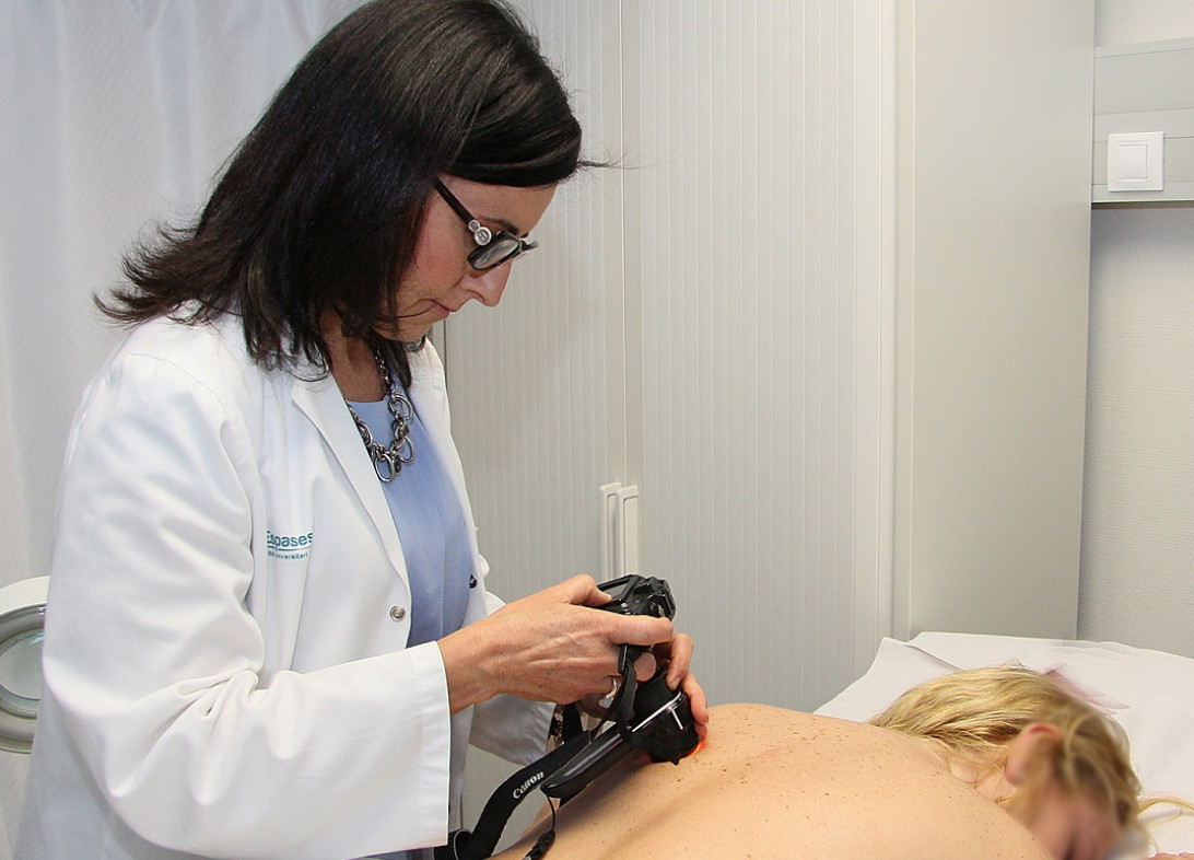 Esta imagen ilustra que: Evitar l’exposició solar intensa, aplicar un fotoprotector superior a 30 o l’autoexploració per identificar possibles melanomes són alguns dels consells per evitar el càncer de pell