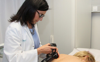 Evitar la exposición solar intensa, aplicar un fotoprotector superior a 30 o la autoexploración para identificar posibles melanomas son algunos de los consejos para evitar el cáncer de piel