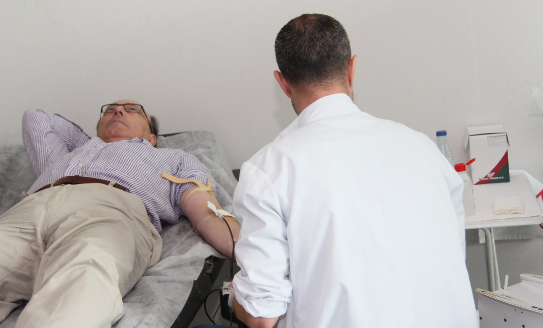 Esta imagen ilustra que: El Banc de Sang i de Teixits aconsegueix 53 donacions  de sang  a la I Marató de Donació de Sang  organitzada  a l’Hospital