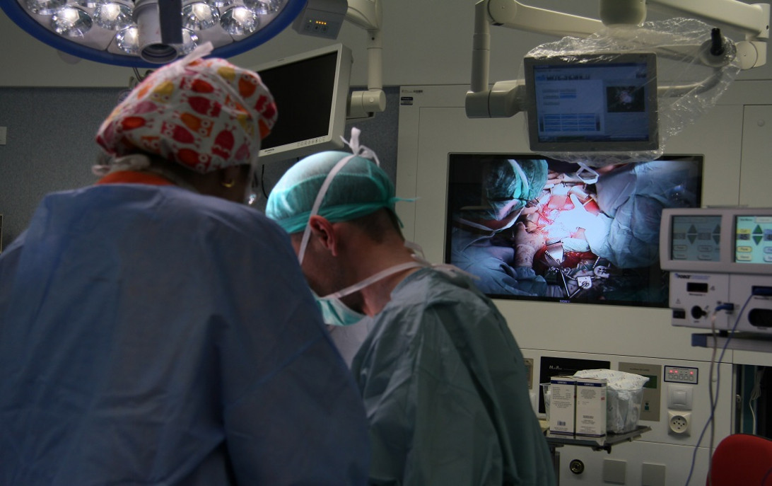 Esta imagen ilustra que: A l’Hospital s’operaran més de 5.000 pacients durant els mesos d’estiu, 600  pacients més que l’any 2013