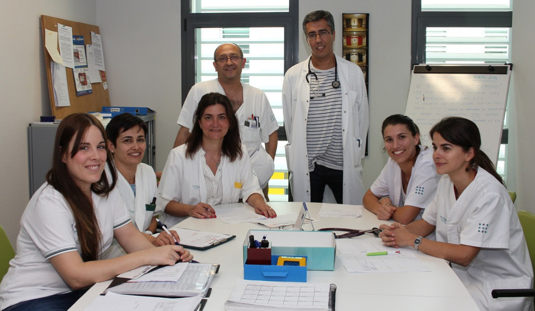 Esta imagen ilustra que: El Servicio de Hospitalización a Domicilio atendió el año pasado a más de 400 pacientes