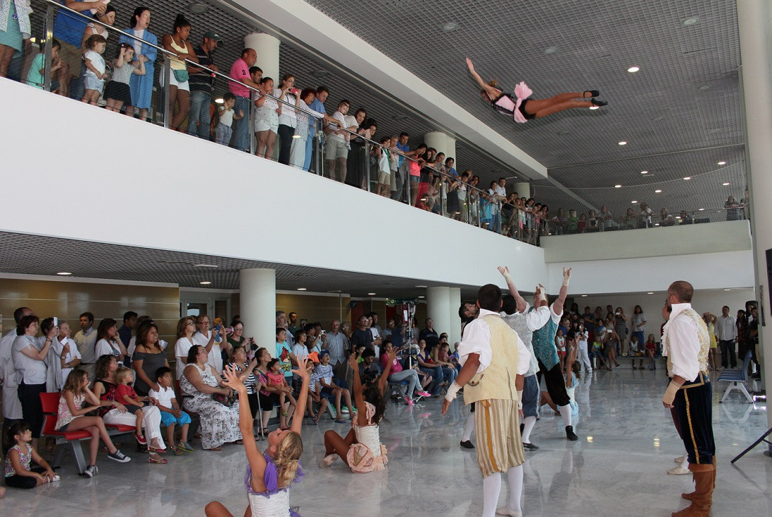 Esta imagen ilustra que: Els “Pirates Adventure” de Magaluf  donen 5.055 euros  a l’Àrea de Pediatria