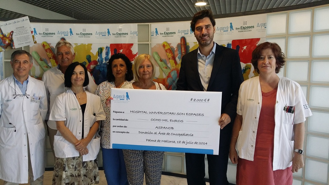 Esta imagen ilustra que: ASPANOB dona 8.000 euros para la decoración de la planta de Oncopediatría
