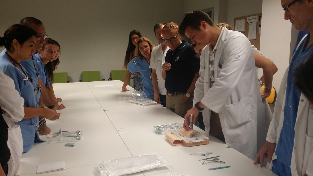 Esta imagen ilustra que: Profesionales de Son Espases reciben formación para aplicar una técnica de último recurso que puede salvar la vida de un paciente en estado crítico