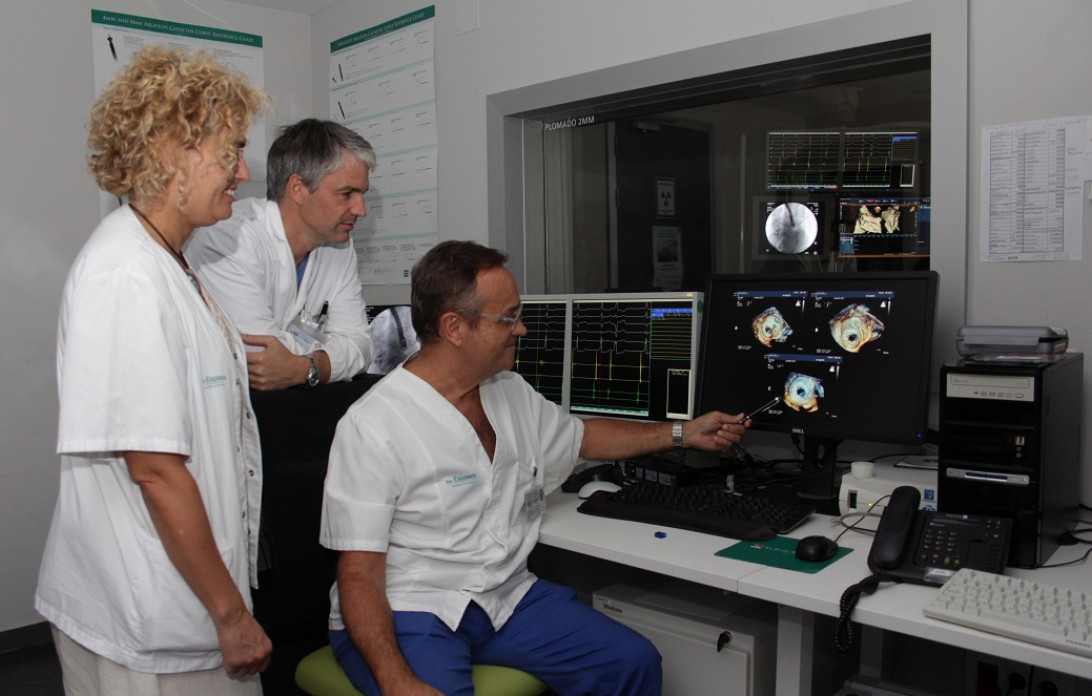 Esta imagen ilustra que: El Servei de Cardiologia ha efectuat per primera vegada una tècnica de cateterisme que permet als pacients amb arítmies cardíaques persistents abandonar la medicació anticoagulant